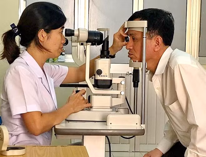 Ông Nguyễn Hồng Hà đang được kiểm tra sức khỏe sau khi bị hành hung
