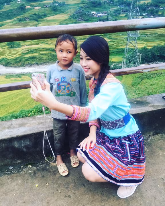 Tân hoa hậu Việt Nam cùng trẻ em tại địa phương Tân hoa hậu Việt Nam cùng trẻ em tại địa phương