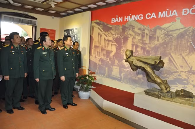 Trung tướng Nguyễn Trọng Nghĩa và các đại biểu tham quan triển lãm