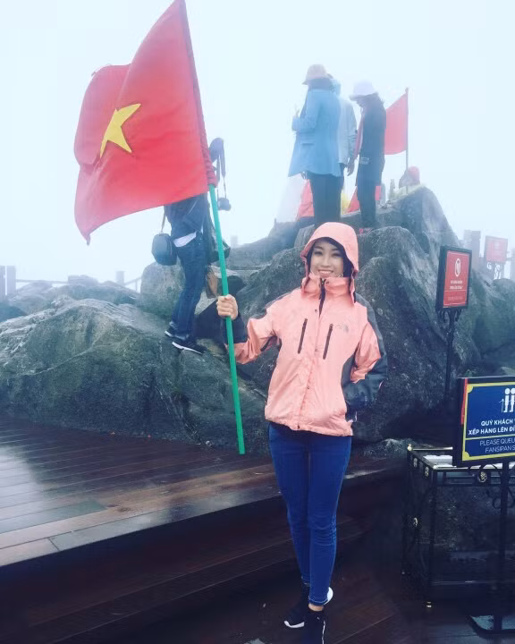 Mỹ Linh rạng rỡ với lá cờ tổ quốc trên đỉnh Fansipan Mỹ Linh rạng rỡ với lá cờ tổ quốc trên đỉnh Fansipan