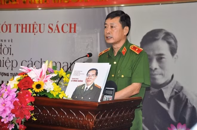Thiếu tướng Lê Minh Hùng, con trai của cố Bộ trưởng Lê Minh Hương xúc động chia sẻ về ảnh hưởng của người cha với người thân trong gia đình.