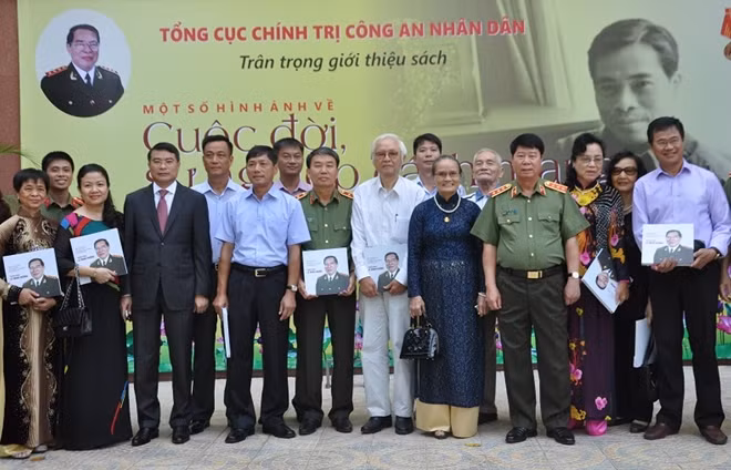 Đại diện lãnh đạo Bộ Công an, ban biên soạn cùng người thân, gia đình của cố Bộ trưởng Lê Minh Hương tại lễ giới thiệu sách ngày 3/10