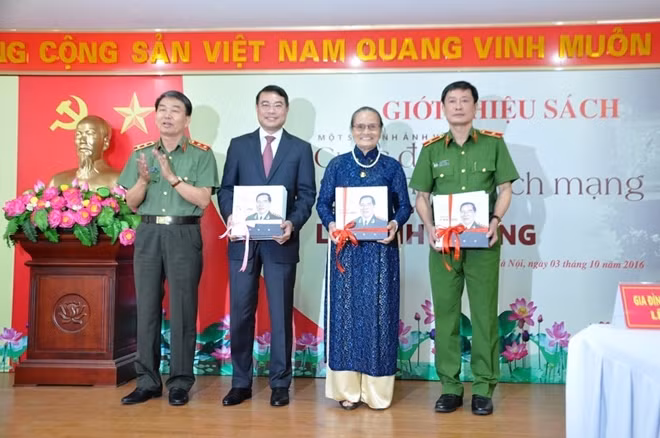 Trung tướng Trần Bá Thiều, Tổng Cục trưởng Tổng cục Chính trị, Bộ Công an tặng sách cho gia đình cố Bộ trưởng Lê Minh Hương