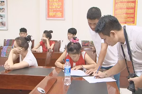 Nam thanh, nữ tú “đập đá” ngày 20/6 bị Công an tỉnh Quảng Ninh tạm giữ.