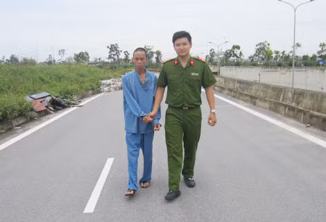 Dẫn giải Trần Mạnh Minh đến thực nghiệm hiện trường gây án.
