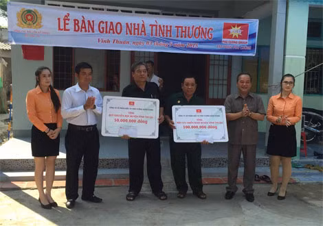 Ông Nguyễn Việt Cường – Chủ tịch Tập đoàn Phú Cường trao số tiền hỗ trợ cho Hội cựu chiến binh và Quỹ khuyến học huyện Vĩnh Thuận.