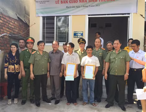 Đoàn công tác Tổng cục Hậu cần kỹ thuật cùng Lãnh đạo tập đoàn Phú Cường bên căn nhà mới của anh Nguyễn Thanh Hà sáng 3/9.