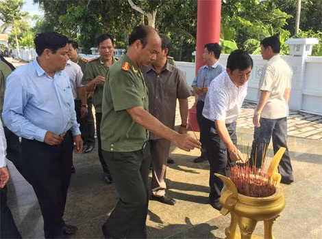 Đoàn công tác của Tổng cục Hậu cần – Kỹ thuật và Tập đoàn Phú Cường cũng đã đến thắp nhang tưởng niệm các Anh hùng liệt sĩ tại Di tích nơi thành lập Chi bộ Đảng đầu tiên của tỉnh Kiên Giang.
