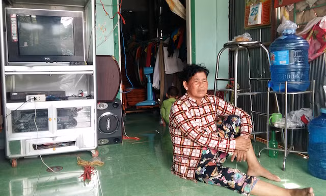 Bà Tám rầu rĩ vì con gái mang nợ cả trăm triệu đồng đãi tiệc độc đắc nhưng trúng số hụt.