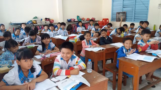 Các em học sinh đã trở lại trường sau vụ ngộ độc tập thể.