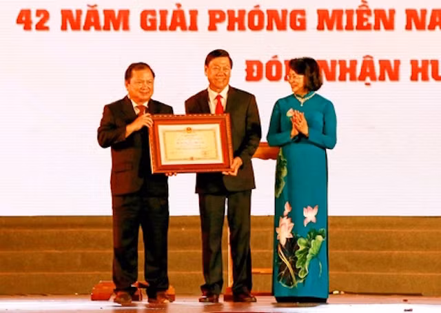 Phó Chủ tịch nước Đặng Thị Ngọc Thịnh trao Huân chương Độc lập hạng Nhất lần thứ hai- phần thưởng cao quý của Đảng, Nhà nước- cho nhân dân và cán bộ tỉnh Vĩnh Long. Ảnh Báo Vĩnh Long. Phó Chủ tịch nước Đặng Thị Ngọc Thịnh trao Huân chương Độc lập hạng Nhất lần thứ hai- phần thưởng cao quý của Đảng, Nhà nước- cho nhân dân và cán bộ tỉnh Vĩnh Long. Ảnh Báo Vĩnh Long.