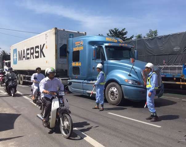 Nhân viên BOT phân luồng giao thông trên quốc lộ 1.