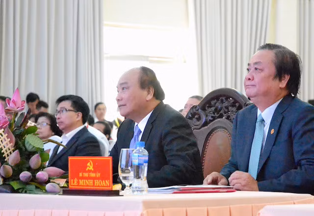 Thủ tướng Nguyễn Xuân Phúc dự hội nghị xúc tiến đầu tư tại Đồng Tháp. Thủ tướng Nguyễn Xuân Phúc dự hội nghị xúc tiến đầu tư tại Đồng Tháp.