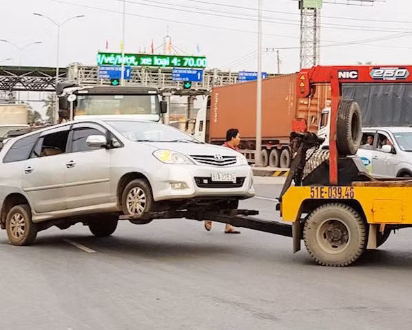 Xe cứu hộ đưa phương tiện ra khỏi hiện trường.