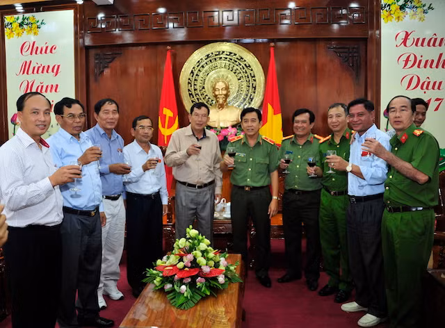 Đoàn công tác của Ty Công an tỉnh PrâyVeng (Vương quốc Campuchia) do Trung tướng Srêng Chia - Trưởng ty làm trưởng đoàn đã sang thăm và chúc tết Công an tỉnh Đồng Tháp.
