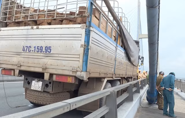 Hiện trường vụ tài xế nhảy cầu.
