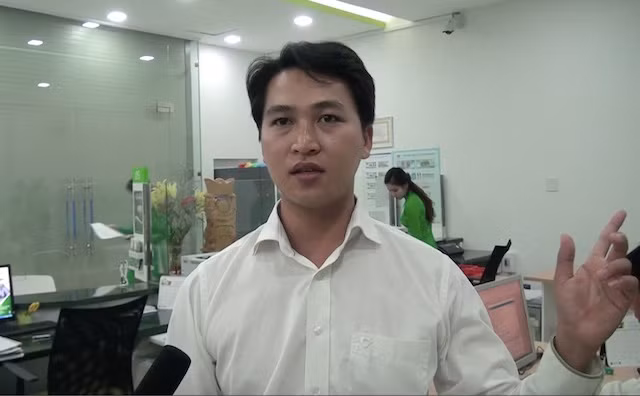 Anh Sang kể lại giây phút bị tên cướp khống chế. Anh Sang kể lại giây phút bị tên cướp khống chế.