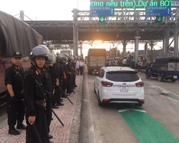 Lực lượng Cảnh sát cơ động được tăng cường đến khu vực trạm thu phí, đảm bảo an ninh trật tự.