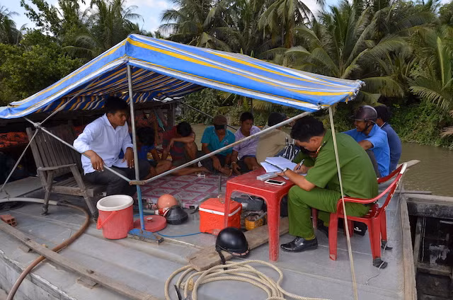 Lực lượng Công an lập biên bản vi phạm quả tang.