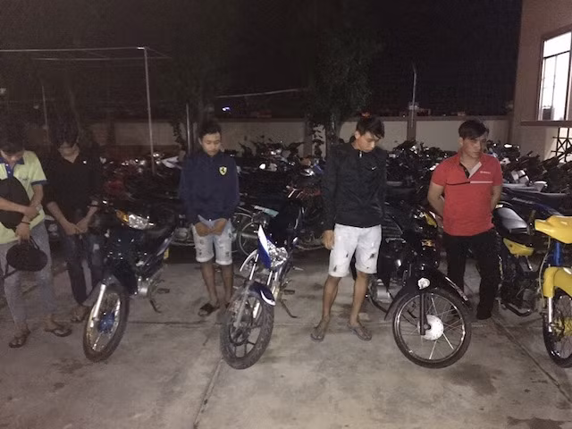 Nhóm thanh niên đua xe và cổ vũ đua xe.