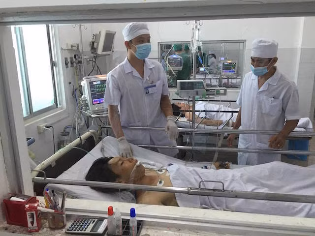 Nạn nhân đang cấp cứu tại bệnh viện.