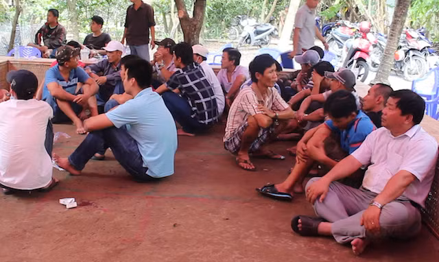 Các con bạc bị bắt quả tang.