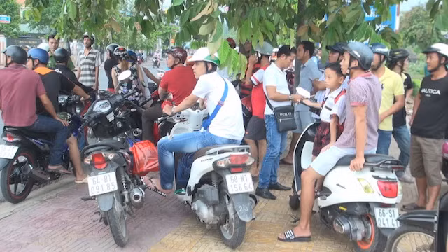 Người dân hiếu kỳ đến xem vụ việc. Người dân hiếu kỳ đến xem vụ việc.
