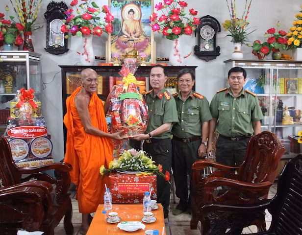 Đại tá Bùi Trọng Thế, Phó Giám đốc Công an TP Cần Thơ đã đến thăm và tặng quà chúc mừng Tết Chôl Chnăm Thmây.