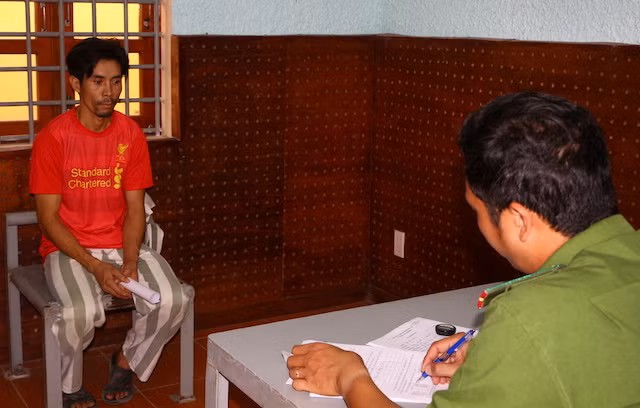 Nghi phạm bị bắt giam để điều tra.