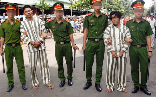 Hai bị cáo bị bắt giữ.
