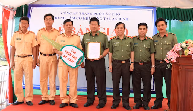 Thiếu tướng Nguyễn Tường Long trao chì khoá cho Công an TP Cần Thơ. Thiếu tướng Nguyễn Tường Long trao chì khoá cho Công an TP Cần Thơ.