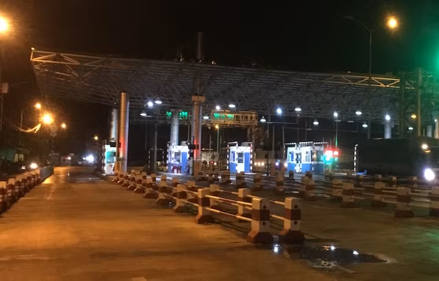 Ảnh chụp lúc 24h ngày 2-12, BOT Cai Lậy đang xả trạm.