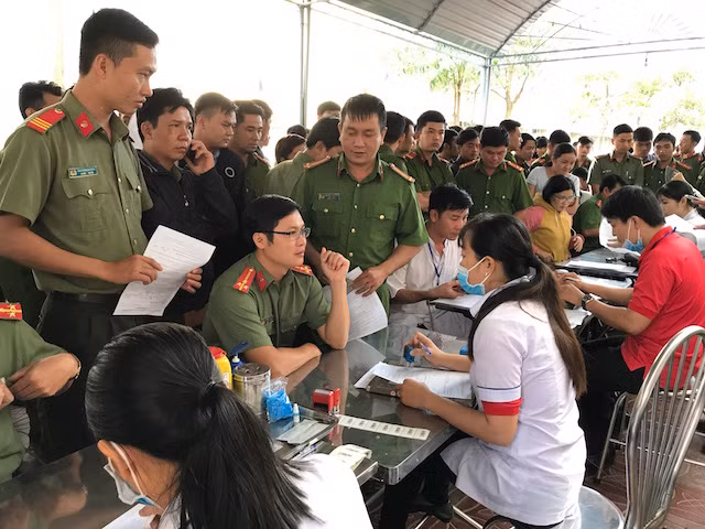 Cán bộ chiến sĩ tham gia hiến máu.