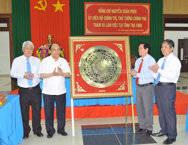 Thủ tướng Nguyễn Xuân Phúc tặng tranh mặt trống đồng Đông Sơn cho lãnh đạo Trà Vinh.