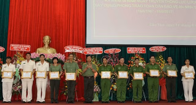 Đại tá Trần Ngọc Hạnh, Giám đốc Công an TP Cần Thơ trao khen cho các tập thể, cá nhân có thành tích xuất sắc.