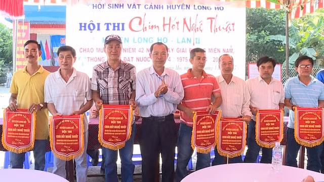 Ban tổ chức trao giải cho các hội thi.