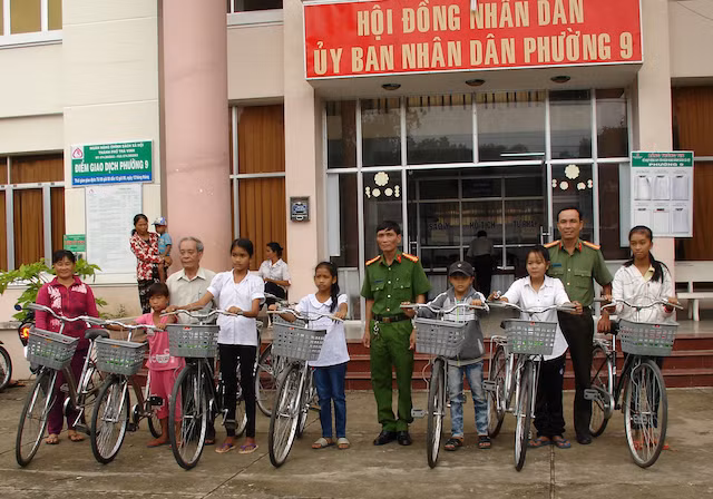 Công an TP Trà Vinh trao xe đạp cho các em học sinh.