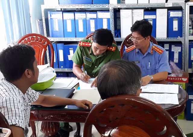 Cơ quan điều tra thực hiện quyết định khởi tố và bắt giam đối với hai cán bộ Sở TN-MT Đồng Tháp.
