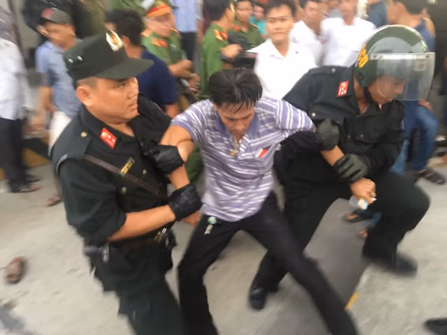 Một trường hợp bị lực lượng Công an áp giải về trụ sở làm việc.