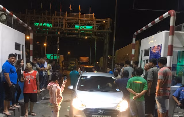 Tài xế "chôn chân nêm chặt" làn thu phí.