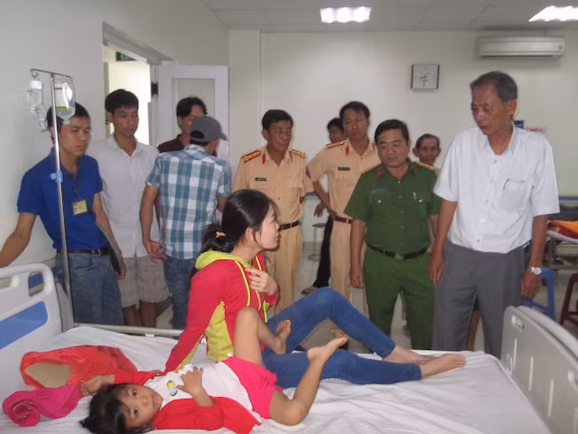 Lãnh đạo Công an tỉnh Bến Tre đến thăm nạn nhân đang điều trị tại bệnh.