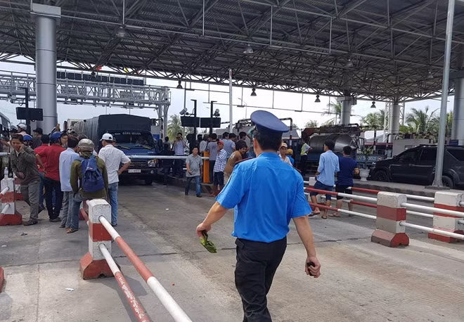 Cảnh ùn ứ tại BOT Cai Lậy vào chiều 2-12.