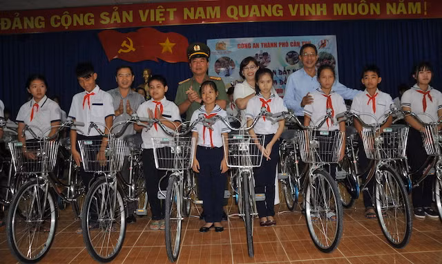 Đại tá Trần Ngọc Hạnh, Giám đốc Công an TP Cần Thơ trao quà cho các em học sinh.
