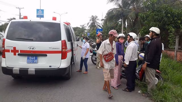 Người dân gọi xe đưa nạn nhân đi bệnh viện cấp cứu.
