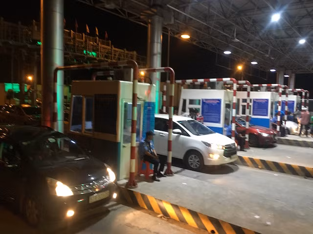 Xe ôtô án ngữ các làn thu phí, hướng từ TP Hồ Chí Minh đi các tỉnh miền Tây, gây ùn ứ giao thông nghiệm trọng vào rạng sáng 1-12.