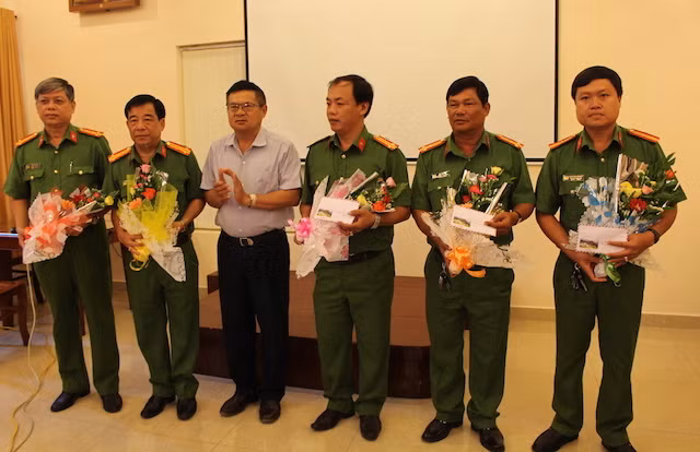 Trao khen và thưởng nóng cho các đơn vị.