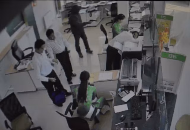 Nghi phạm cầm súng chĩa vào các nhân viên đang kết toán cuối ngày, cướp gần 1,6 tỷ đồng và 35.900 USD.