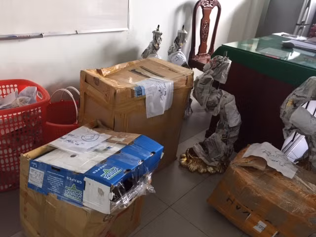 Dàn nhạc, bình hút Shisa bị tạm giữ.