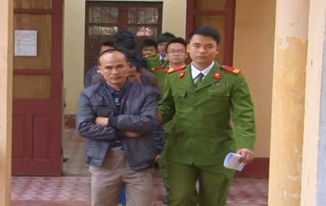 Lực lượng Công an dẫn giải các đối tượng.