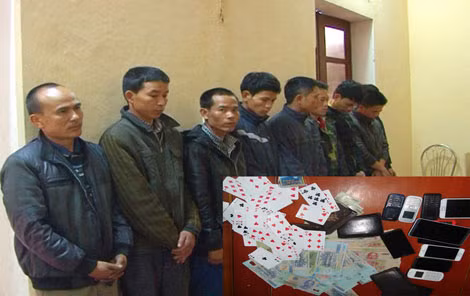 Các đối tượng và tang vật vụ án.